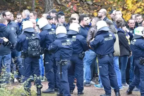 Die Rivalität der Fans des 1. FC Saarbrücken mit denen des FC Homburg beschäftigt die Polizei öfters – so wie hier im Oktober 20