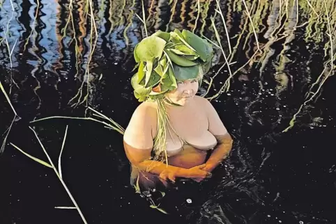 Dralle Nixe: In ihren Fotografien integrieren Riitta Ikonen und Karoline Hjorth den Menschen in die Natur.