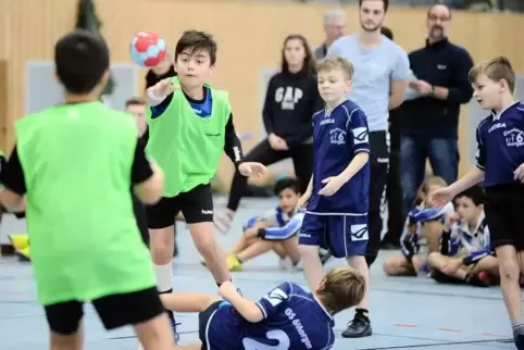 Es war ein hart umkämpftes Endspiel mit einem deutlichen Ergebnis: Die Jungs der Hilgardschule (mit den grünen Lätzchen) gewanne