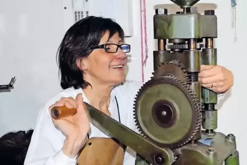Handwerker müssen Leidenschaft mitbringen, sagt Goldschmiedin Gepa Schönenberger. Damit das Handwerk eine Zukunft hat, sich Nach