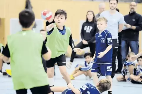 Es war ein hart umkämpftes Endspiel mit einem deutlichen Ergebnis: Die Jungs der Hilgardschule (mit den grünen Lätzchen) gewanne