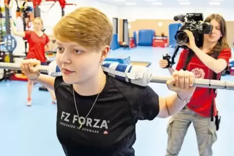 Macht auch bei Dreharbeiten eine gute Figur: Badmintonspielerin Emma Moszczynski wurde von einem Kamerateam des ZDF in ihrem Sch