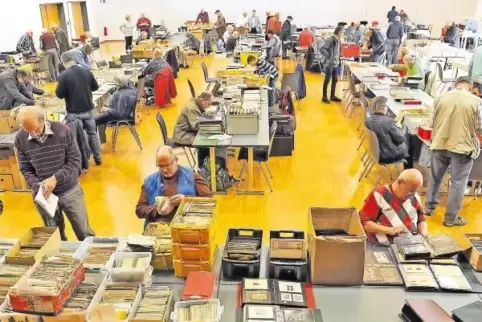 Etwa 50 Sammler besuchten den Tauschtag der Kandeler Briefmarkenfreunde.