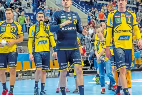 In der Eberthalle heute nur in der Zuschauerrolle: Patrick Groetzki von den Rhein-Neckar Löwen (blaues Trikot). Rechts Kapitän A