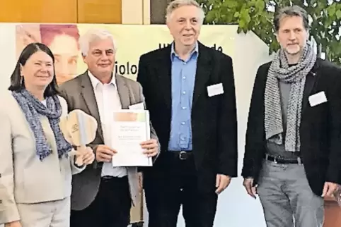 Preisverleihung (von links): Ministerin Ulrike Höfken, Agroscience-Leiter Roland Kubiak sowie die Eh-da-Ideengeber Christoph Kün