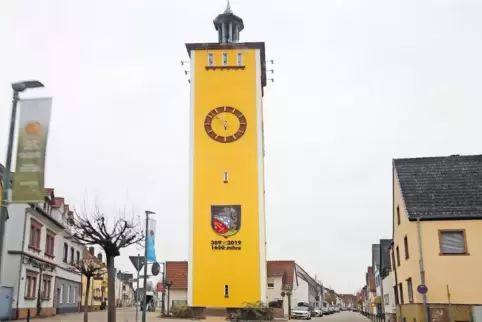 Der Wasserturm ist schon fürs Ortsjubiläum herausgeputzt, das Wappen ist ganz neu.