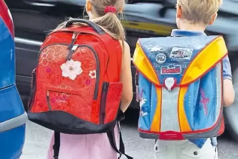Viele Schüler werden morgens mit dem Auto gebracht. Diese wiederum gefährden die Kinder, die zu Fuß unterwegs sind.
