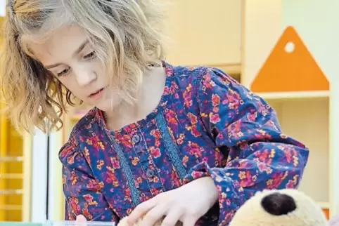 Eine Spritze für den Teddy: Frieda ist ein aufgewecktes Mädchen.