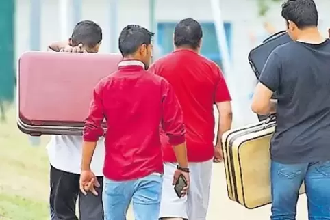 Damit die Kommunen entlastet werden, sollten noch mehr Migranten in den zentralen Aufnahmeeinrichtungen bleiben, fordert die AfD
