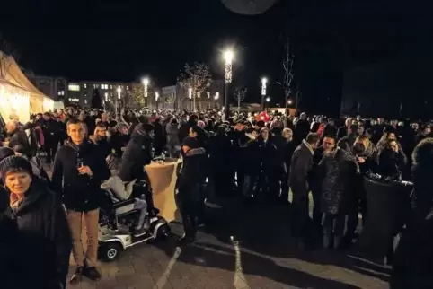 Leute und Lichter: Der Paradeplatz in Germersheim war bei seiner Einweihung gestern Abend „schwarz vor Menschen“.