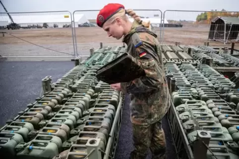 Oberleutnant Brockschmidt begutachtet im Feldlager „Camp Gardermoen“ der deutschen Bundeswehr Kanister. In einer solchen Unifor