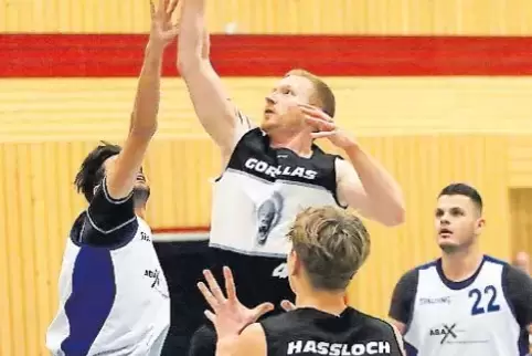 Sven Katschner (hinten, hier gegen Ludwigshafen) und die Gorillas spielen morgen gegen den ungeschlagenen Spitzenreiter.