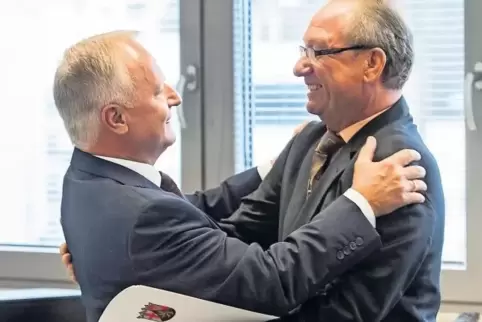 Adieu: Polizeipräsident Michael Denne (links) verabschiedet Hans-Joachim Stengel.