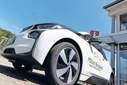 Elektroautos – hier eines der Kreisverwaltung an der Mobilitätszentrale in Kusel – sind noch teuer und haben lange Lieferzeiten.