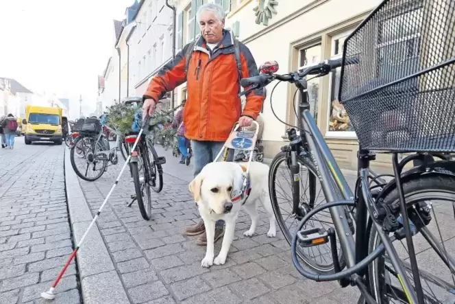 Fahrräder im Weg: Gerhard Hartmann mit Blindenführhund Oleg beim Überqueren der Maximilianstraße.
