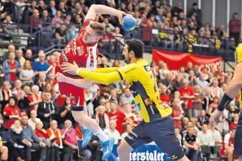 Daniel Hideg (links) spielt seine erste Saison in der Handball-Bundesliga. Der Rückraumspieler kam von Drittligist Oftersheim/Sc