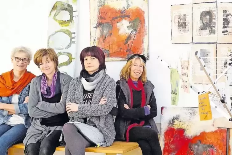 Zusammen „mata+“: Elsa Vogt-Ramachers, Claudia Gross, Heather McCaw Kerley und Angie Horlemann (von links), an der Wand Arbeiten
