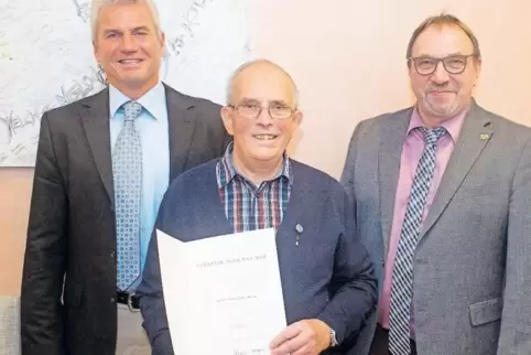 Wolfgang Böhm (Mitte) wurde von Landrat Otto Rubly (links) und Bürgermeister Andreas Müller die Ehrennadel des Landes verliehen.