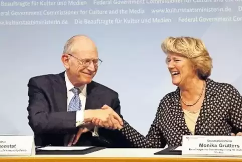 Stuart Eizenstat, Architekt der Washingtoner Erklärung, und Kultustaatsministerin Monika Grütters bei einer Internationalen Fach