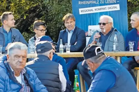 RHEINPFALZ-Lokalchef Sebastian Stollhof (links) moderierte im vergangenen Monat auf dem Rockenhausener Sportplatz dieses Gespräc