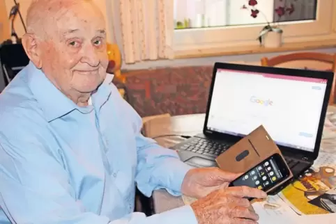 Reinhold Kästner lässt sich trotz seiner 95 Jahre von den neuen Medien nicht abschrecken. Im Gegenteil, er ist täglich auf Faceb
