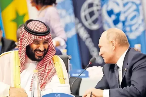 Wie gute Kumpel: Russlands Präsident Putin und der saudische Kronprinz bin Salman (links) stehen international in der Kritik.