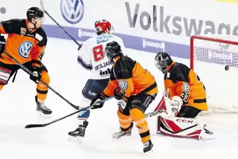 Andrew Desjardins bringt die Adler in Wolfsburg in der neunten Spielminute mit 1:0 in Führung.