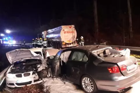 Nach dem Zusammenprall: An beiden Autos entstand Totalschaden. Beide Fahrer wurden schwer verletzt. Foto: Ow