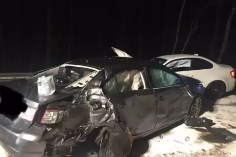 Bei dem Zusammenstoß zweier Autos verletzten sich zwei Männer am Freitagabend auf der K25 zwischen Waldfischbach-Burgalben und H