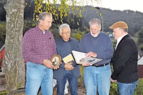 Zu Besuch in Schönau: von links Patrick Witmer , mit dem Foto des Urgroßvaters Georg Thomas in der Hand, Ortschef Rudolf van Ven