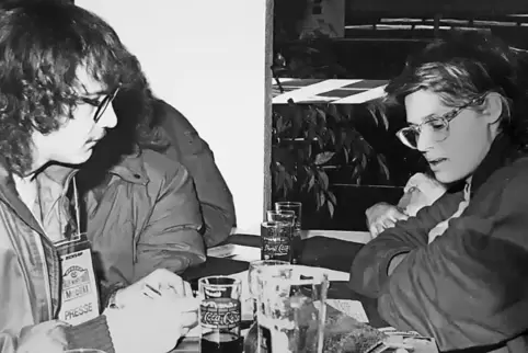 Autor Gerhard Müller 1990 im Gespräch mit Stefanie Tücking bei einem Zwischenstopp der „Monte“.