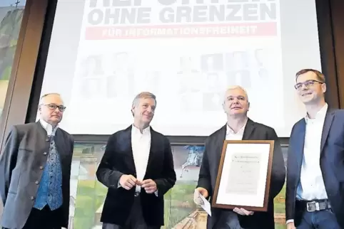 Michael Weller (li.) und Martin Kaul (re.) erhielten den Preis für Reporter ohne Grenzen von Klaus Kleber und Norbert Willenbach
