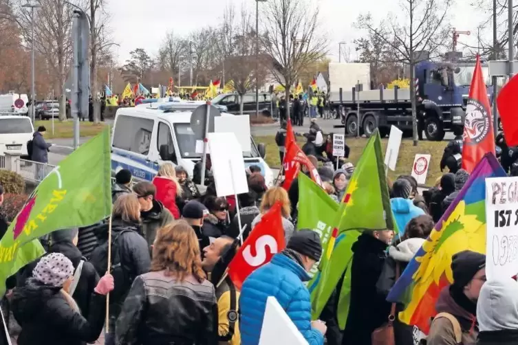 Das Frauenbündnis demonstriert auf dem Bahnhofsvorplatz (Hintergrund, gelb), die Gegendemonstranten stehen in der Gartenstraße.