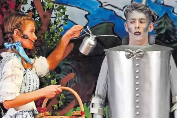 Detailverliebte Kostüme, tolles Spiel: Anina Krill als Dorothy und Evan Buckentin als Blechmann in „Der Zauberer von Oz“.