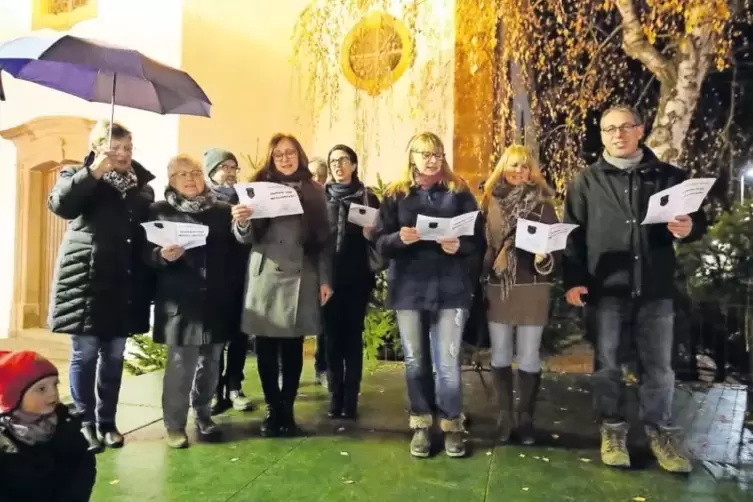 Generationen&uuml;bergreifendes Singen: &bdquo;Hanhofen singt&ldquo; vor der Kirche.