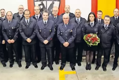 Geehrte Mitglieder der Feuerwehren der Verbandsgemeinde mit Bürgermeister Frank Rüttger (rechts).