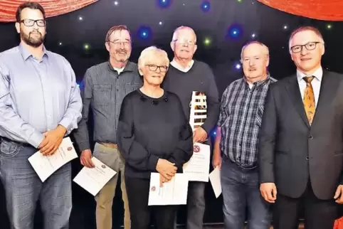 Dank für Vereinstreue: Schwimmsportklub-Vorsitzender Thilo Vollrath (rechts) zeichnete am Freitagabend (von links) Frank Dick, B