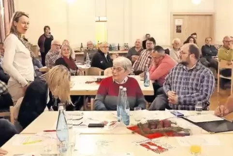 Julia Eisold-Fritz stellt sich bei der Listenaufstellung vor.