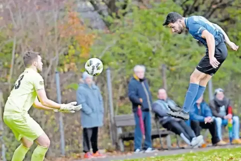 ESV-Stürmer Hasan Yüceer scheitert mit einem Kopfball am Ruchheimer Torwart Niklas Recknagel.