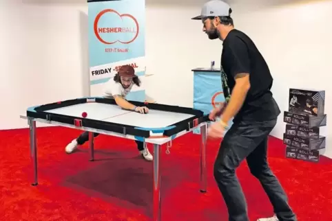 Immer in Bewegung bleiben – das müssen die Kugeln und die HesherBall-Spieler. Eric Meiser (hinten) und Rene Wegner präsentieren 