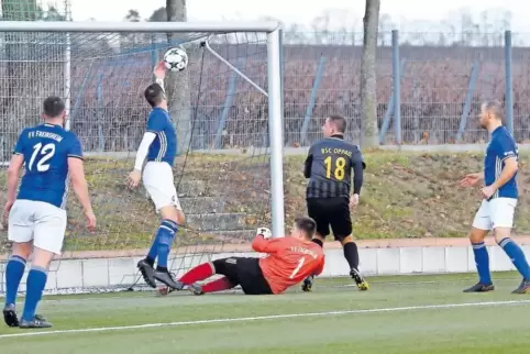 Der Falsche hält den Ball: Freinsheim Kapitän Marcel Pauli klärt mit der Hand im Torraum. Das brachte dem FVF bereits in der zwe