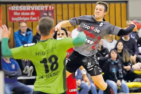 Machte im letzten Heimspiel des Jahres eine ganz starke Partie: Hier erzielt SV 64-Rechtsaußen Philipp Hammann gegen den guten G