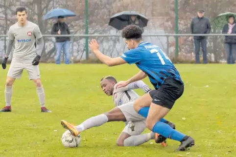 Geht zu Boden: Kevin Akouete Amaizo (links) vom SVS. Vorn Ugo-Mario Nobile vom FC Speyer.