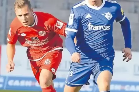 Überzeugte in seinem bisher längsten Regionalliga-Einsatz: FKP-Mittelfeldspieler Arne Neufang. Links der Mainzer Justin Peterman