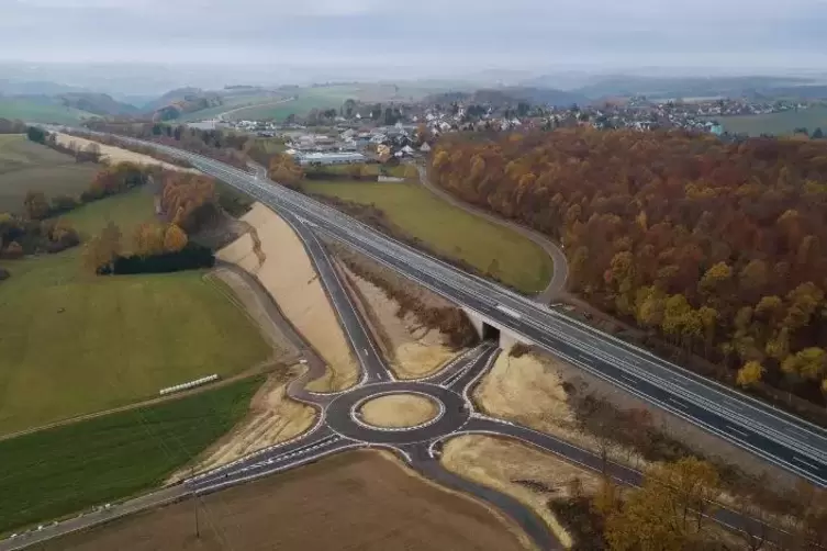 Für die Anbindung von Höheinöd an die A62 (Pirmasens - Trier) wurde ein neuer Kreisel gebaut.  Foto: Seebald 