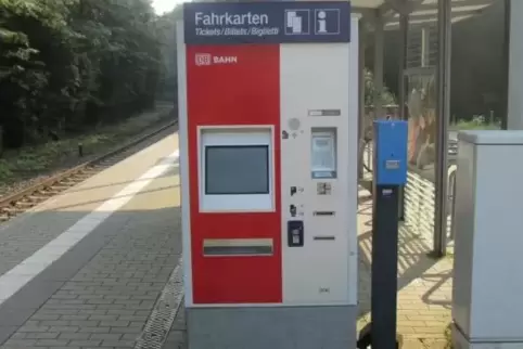 In steter Regelmäßigkeit wird der Fahrkartenautomat am Bahnhof Hauenstein-Mitte aufgebrochen.  Archivfoto: Polizei/frei 