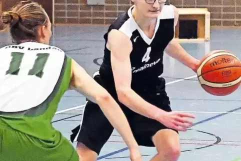 Neustadts Christoph Großmann (am Ball) versucht seinen Landauer Gegenspieler Leon Wilhelm zu umkurven.