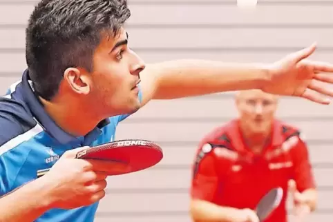 Der Riedelberger Nachwuchsspieler Benjamin Gondal (links) kam gegen Contwigs Michael Semar zu einem 3:1-Erfolg nach Sätzen.