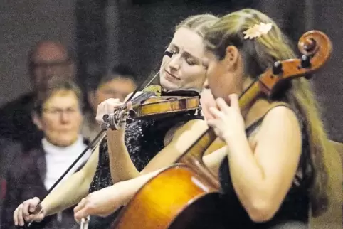 Meistern vertrackte Rhythmen: Die Zweibrücker Violinistin Johanna Ruppert (links) und die Cellistin Laura Moinian vom Noema-Trio