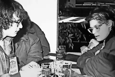 Autor Gerhard Müller 1990 im Gespräch mit Stefanie Tücking bei einem Zwischenstopp der „Monte“.
